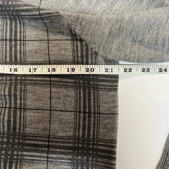 Banana Republic Merino Wool Men’s V-Neck Sweater Size Large Gray and Black - Picture 7 of 8